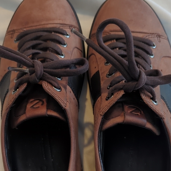 Ecco Black and Brown Sneakers with Casual Lace-Up Design - Picture 11 of 12